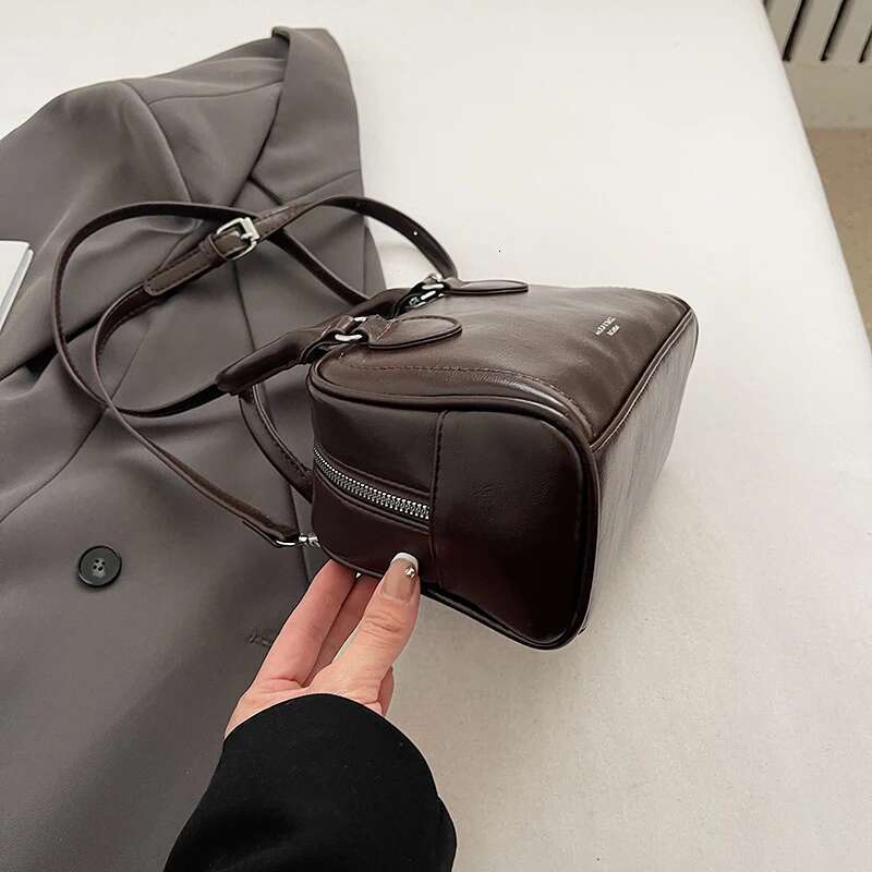 Luxury Designer Fashionable And Casual Handbag For Women, Made Of Oiled Leather, With A Shoulder Strap, Available In Various Colors.