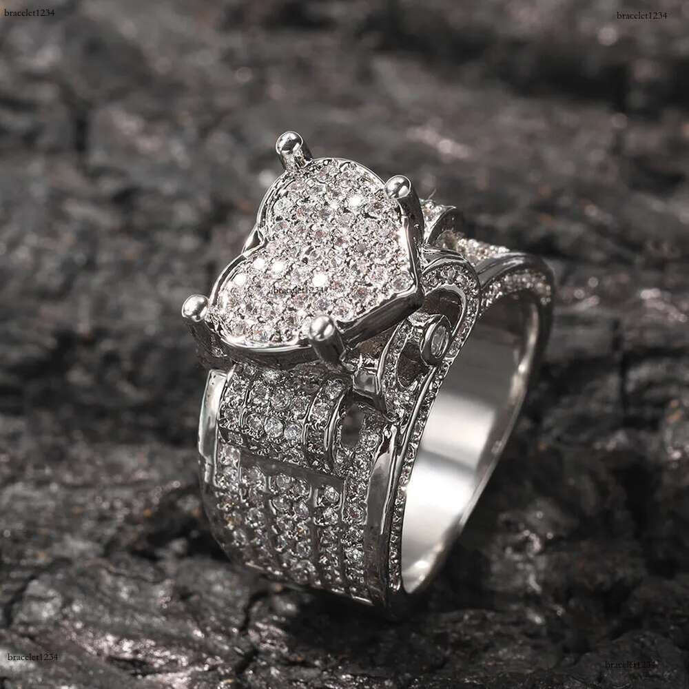 Band Hip Hop Claw Setting 3A Cubic Zirconia Bg Ice Out Heart Rings for Men Women Unisex Rapper Jewelry Gift Drop 230826