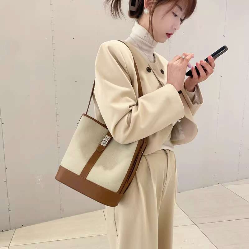 Advanced Water Bucket Women New Casual Contrasting Color Design Niche Commuting Crossbody Bag For Women
