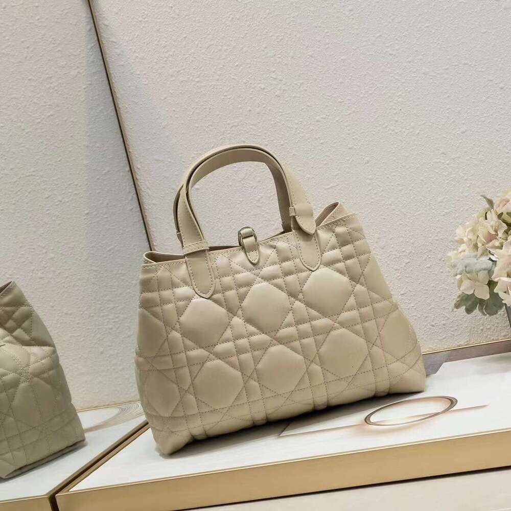 2025 New D Home Premium Genuine Leather Women's Single Shoulder Handheld Underarm Diamond Grid Daifei Large Capacity Tote Bag