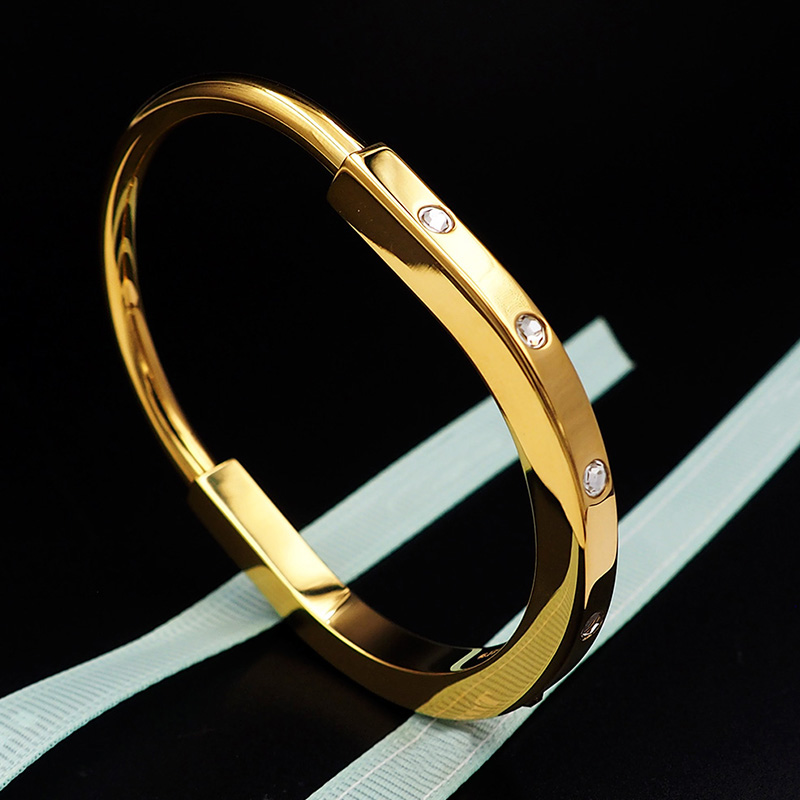 2025 New Brand T Bracelet Designer Fashion Couple Cuff Bracelet for Men Electroplated 18K gold bracelet for women stainless steel jewelry