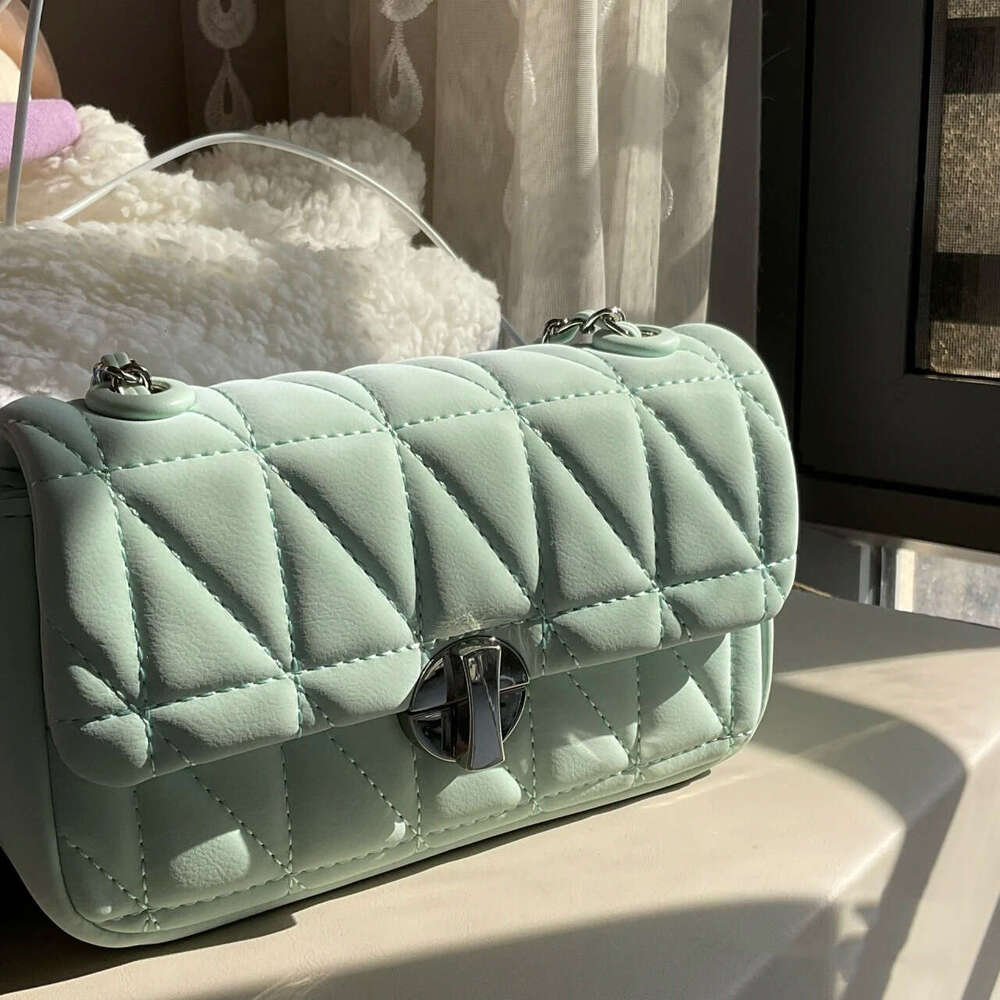 New Fashionable Pearl White Fragrant Wind Lingge Chain for Women's Fashion Versatile High Grade Crossbody Commuting Small Square Bag