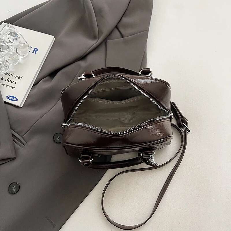 Luxury Designer Fashionable And Casual Handbag For Women, Made Of Oiled Leather, With A Shoulder Strap, Available In Various Colors.