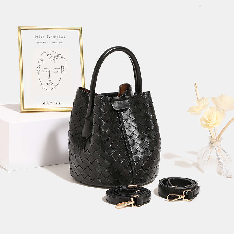 Hong Kong Fashion Knitted Bucket Bag For Women New High End Niche Handbag Versatile Crossbody Bag
