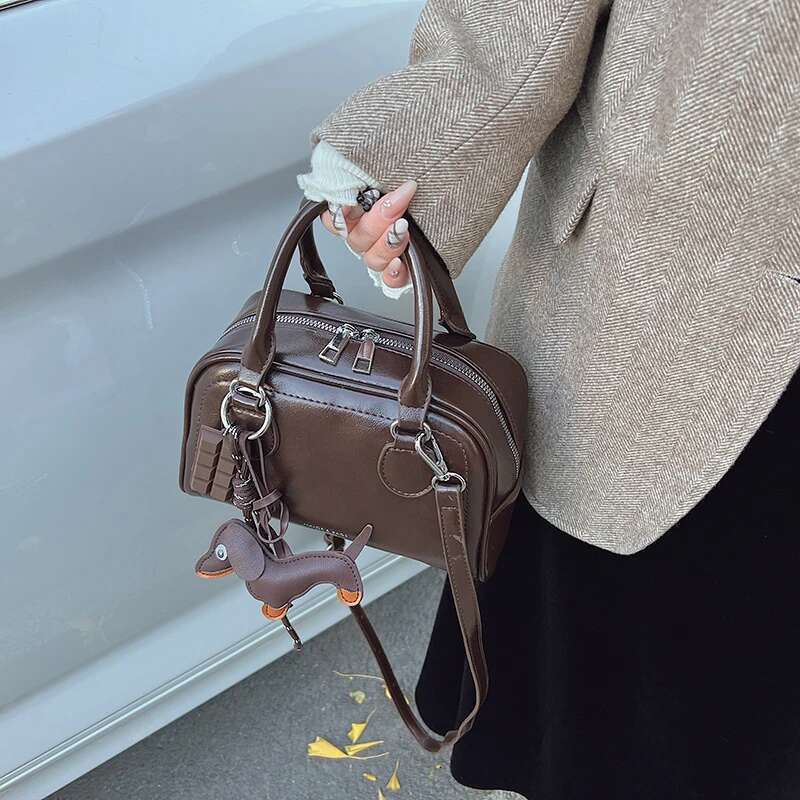 Luxury Designer Fashionable And Casual Handbag For Women, Made Of Oiled Leather, With A Shoulder Strap, Available In Various Colors.