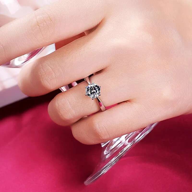 PT950 white gold classic six claws moissanite diamond ring with the same platinum carat moissanite diamond ring luxury simple