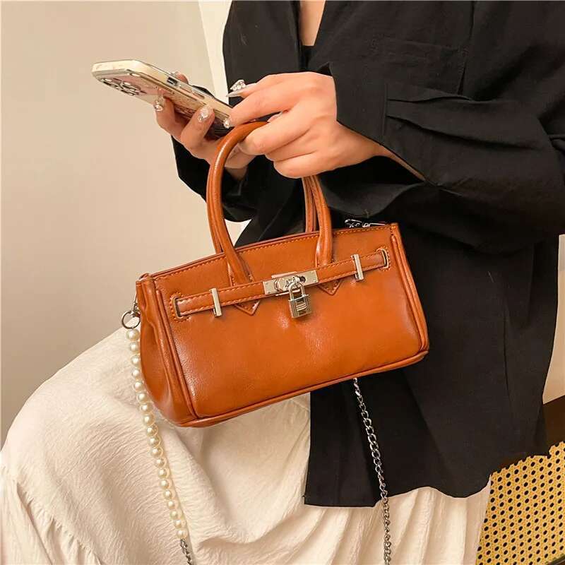 Designer Bag Unique Letter Crossbody Bag High-End Minimalist Leather Handbag Solid Color Retro Parisian Fashion