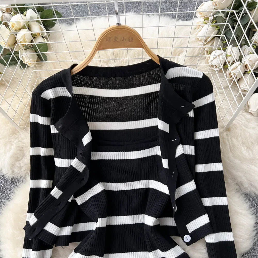 2-piece set of Korean Sweet Hit color spliced striped spaghetti strap dress and V-neck long sleeved cardigan 250422