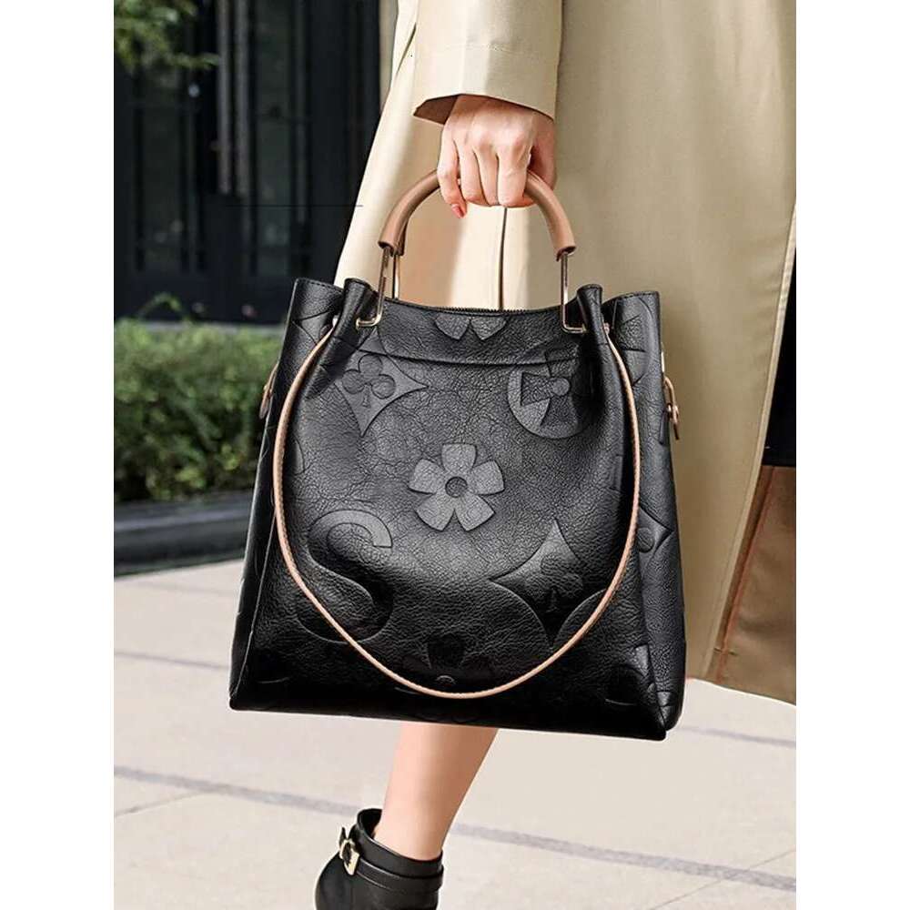 New Bag: Fashionable Texture, Emed Women's Handbag, Large Capacity Mother And Child Bucket Bag, Mommy Bag