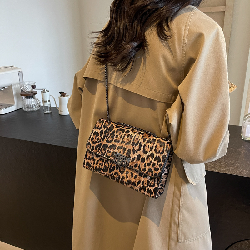 2025 New Designer Bag Free Delivery Designer Shoes By Western Armpit Small Square Shoulder Beautiful Bag, Women's 2024 Summer New Style Temperame