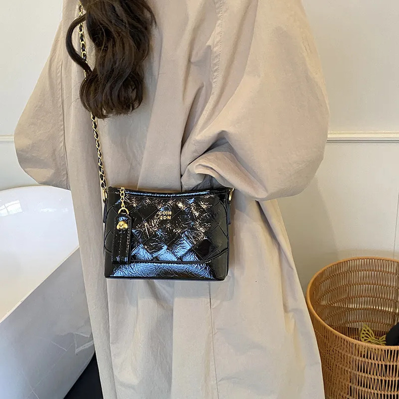 Luxury Brand Designer 2025 Autumn New Woven Chain Small Square High-End Fashion Niche Texture Women's Bag, Versatile Commuter Shoulder Crossbody 