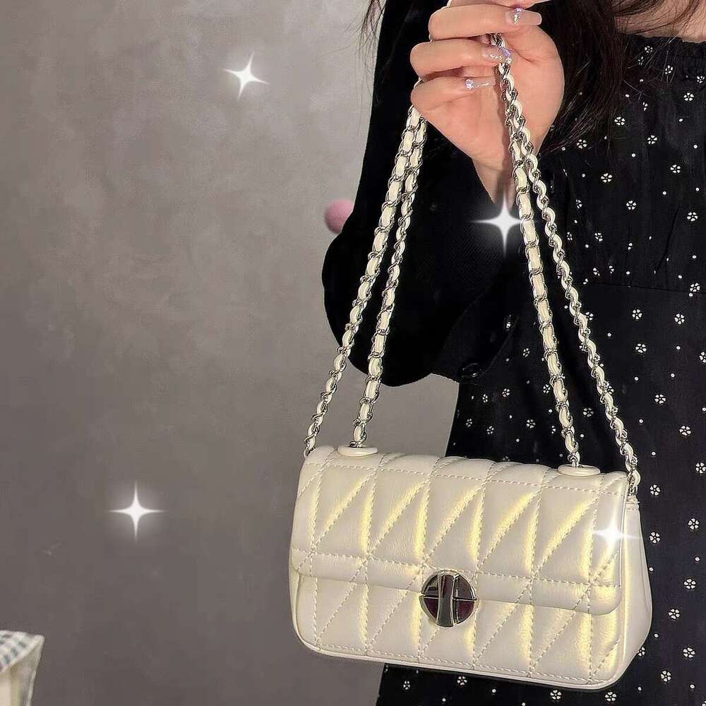 New Fashionable Pearl White Fragrant Wind Lingge Chain for Women's Fashion Versatile High Grade Crossbody Commuting Small Square Bag