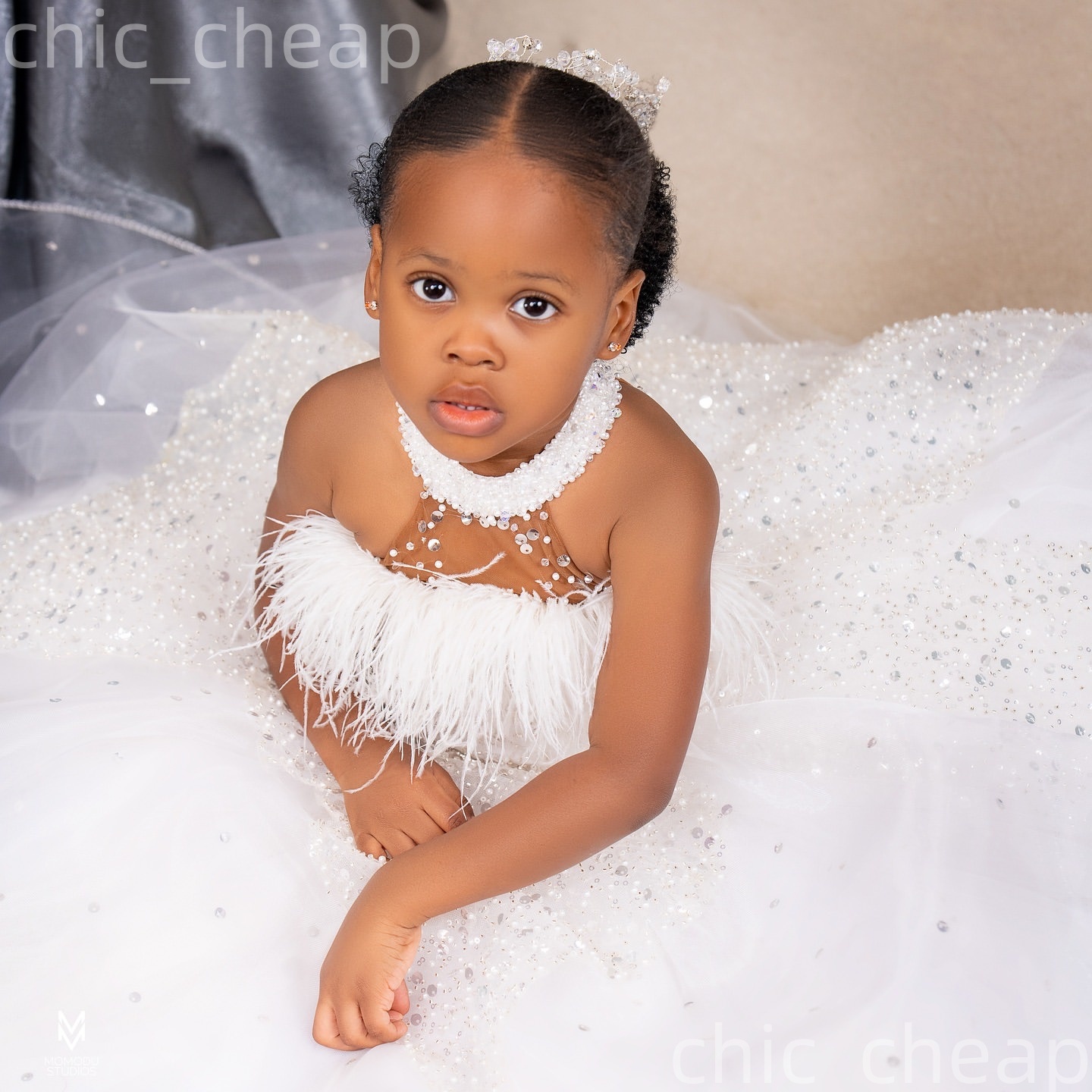 2026 White Ball Gown Flower Girl Dresses Crystals Feather Sequined Tulle Little Girl Christmas Peageant Birthday Christening Tutu Dress Gowns ZJ427