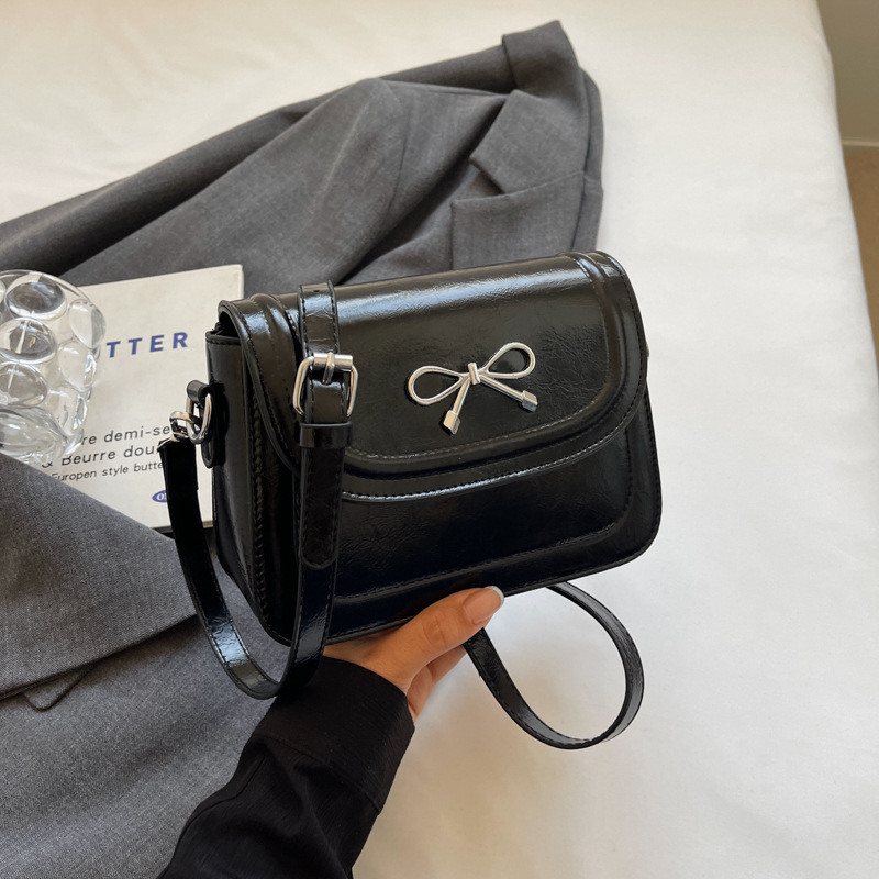 The new fashionable and high-quality glossy crossbody bag for women is paired with a small square bag 2025