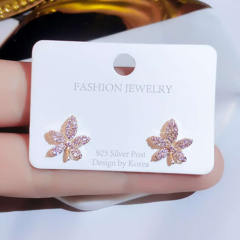 Maple leaf earrings with Korean temperament and design sense, clips without ear holes, 2025 new trendy internet famous earrings, women's sier nee