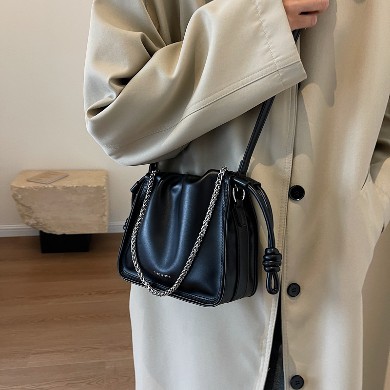 Versatile Chain-Pleated Messenger Tote with Stylish Strap Design
