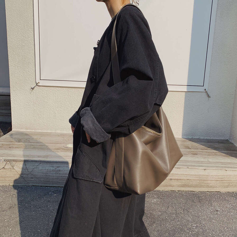 Designer Women's Shoulder Bag Stylish Slouchy Design Adjustable Strap Trendy Minimalist Fashion Daily Carry School and Workplace Elegant Practica