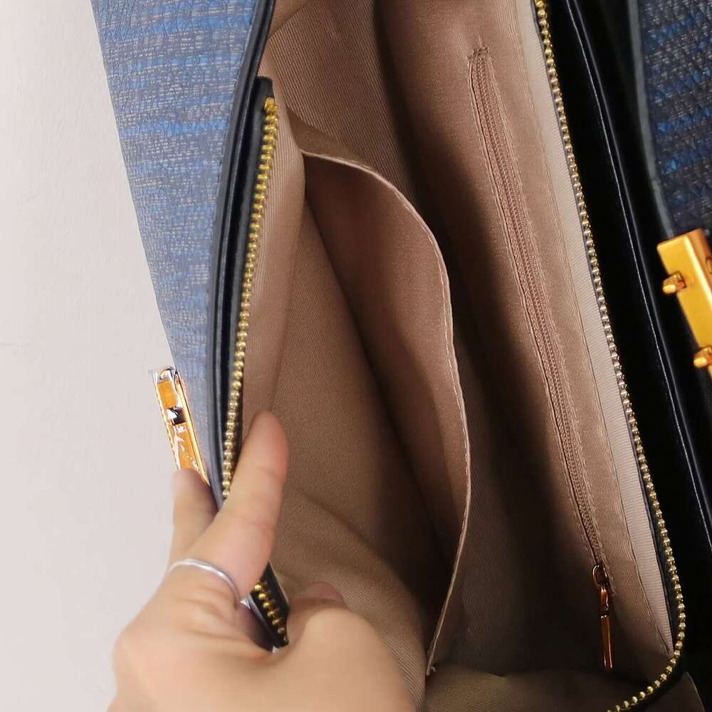 New Retro Blue Snake Pattern Premium Stylish Lightweight Large Capacity Shoulder Handbag For Women