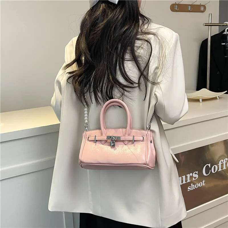 Designer Bag Unique Letter Crossbody Bag High-End Minimalist Leather Handbag Solid Color Retro Parisian Fashion