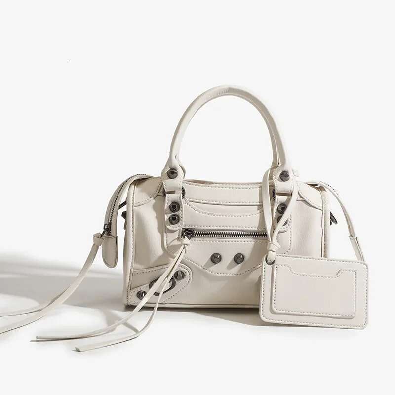 Designer Bag 2025 Fashionable Retro Pillow Shaped Women's Crossbody Shoulder Bag 2024 New Style Motorcycle Handbag With Nail Head Detail Luxury B