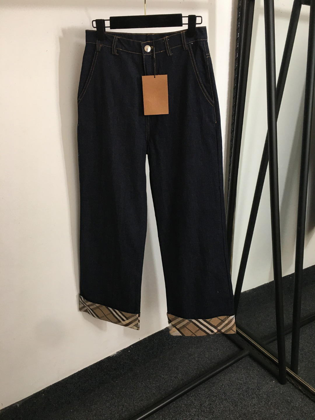 Womens Wide Leg Denim Jeans with Embroidered Accents Stylish Straight Leg Pants for Casual Summer Fashion L2510246SU3