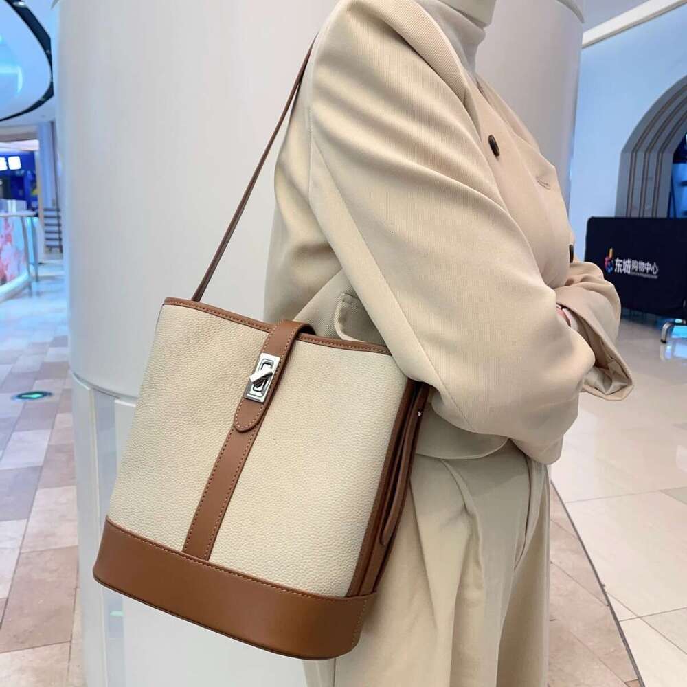 Advanced Water Bucket Women New Casual Contrasting Color Design Niche Commuting Crossbody Bag For Women