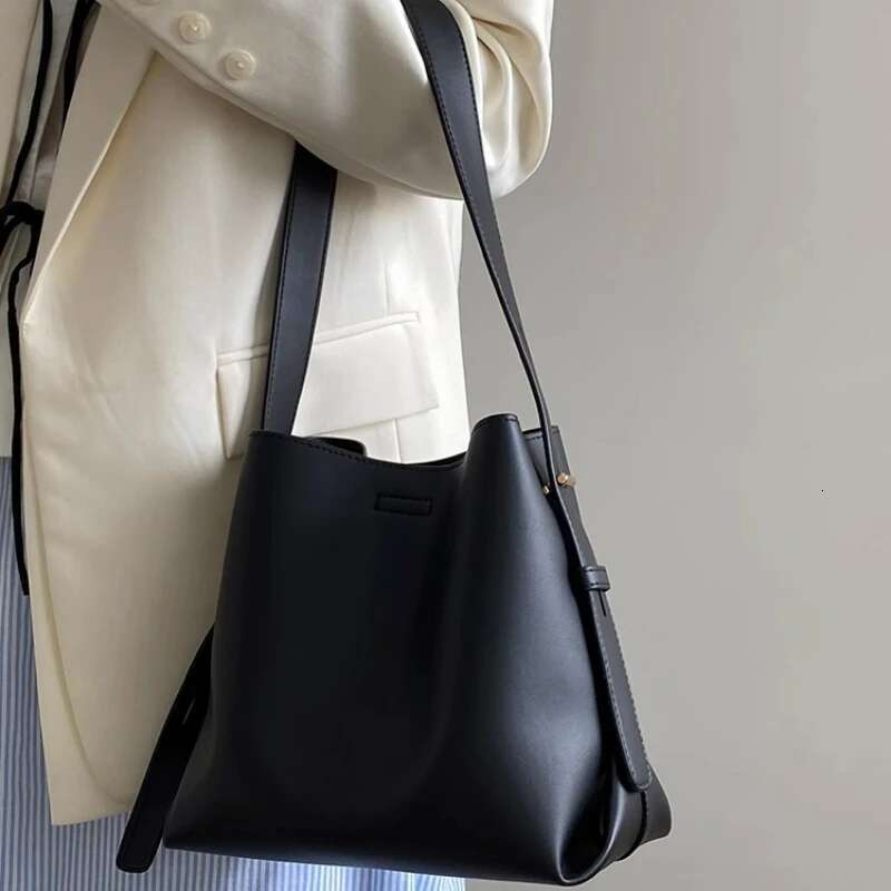 Small Niche Design Of Bucket New Women's Daily Commuting Tote Bag, Large Capacity Single Shoulder Crossbody Bag