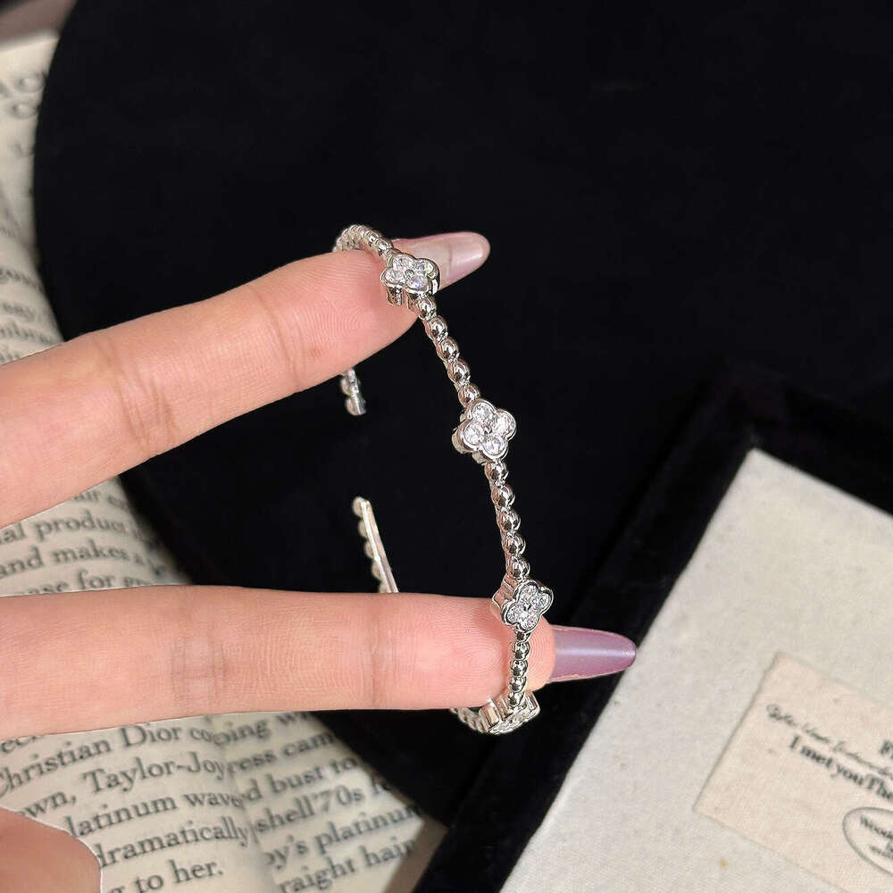 Full-Circle Beaded Four-Leaf Clover Bracelet Designer Luxury Bangles Summer Slim Fit Exquisite Elegance Holiday Birthday Gift