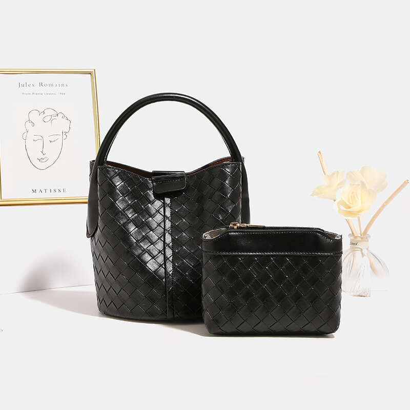 Hong Kong Fashion Knitted Bucket Bag For Women New High End Niche Handbag Versatile Crossbody Bag