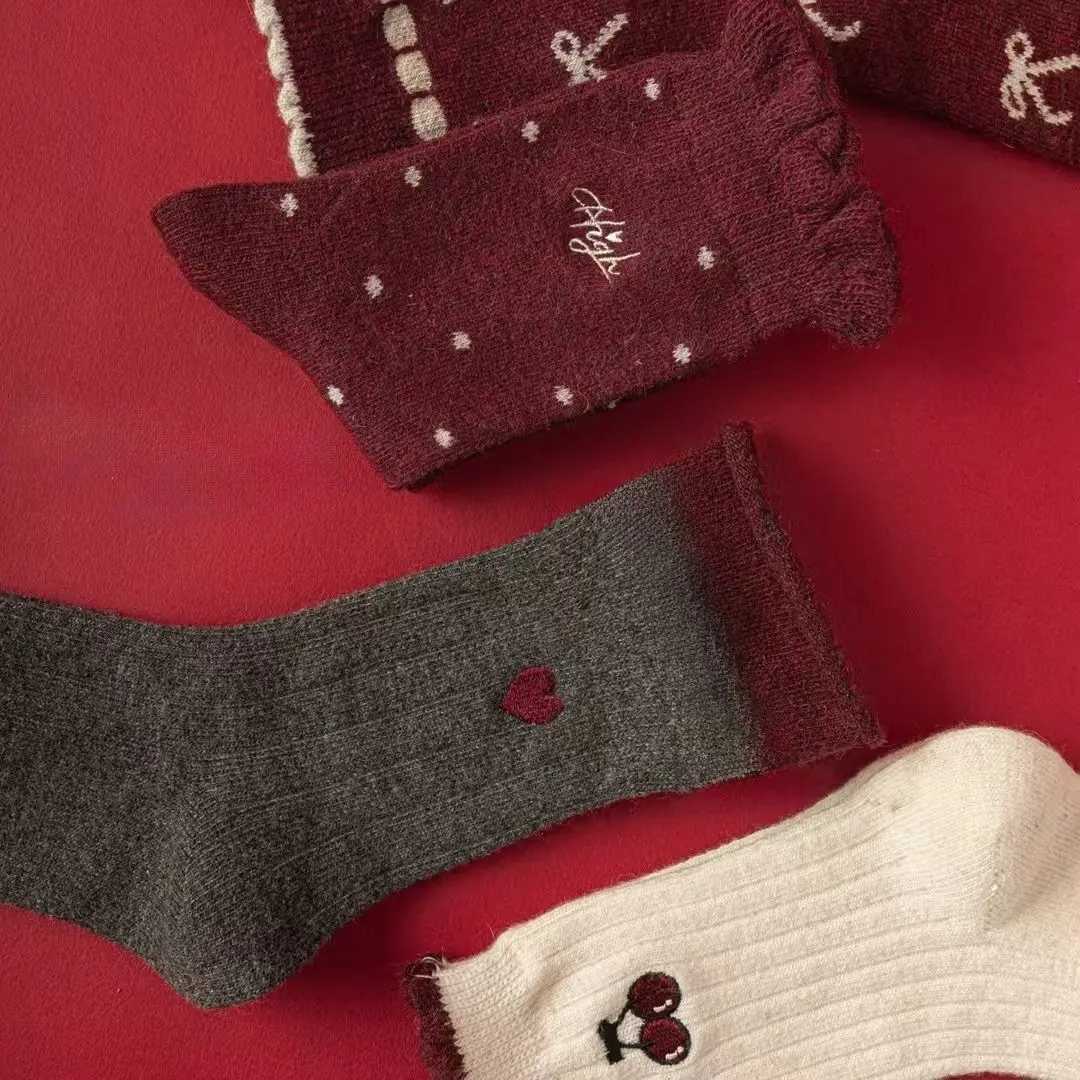 5-pair setBest-selling style Girlsmid-length socks for autumn and winterFashionable and versatile Anker red Christmas socks G251124