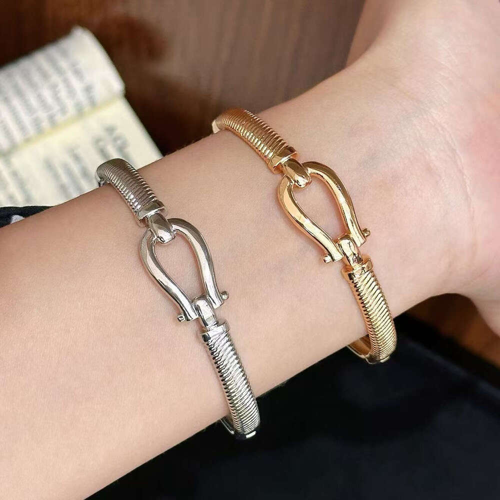 Bracelet Designer luxury bangle Retro Telescopic Textured Smooth Horseshoe Buckle for Women, Light Luxury Heavy Craftsmanship Holiday Birthday Jewelry Gifts