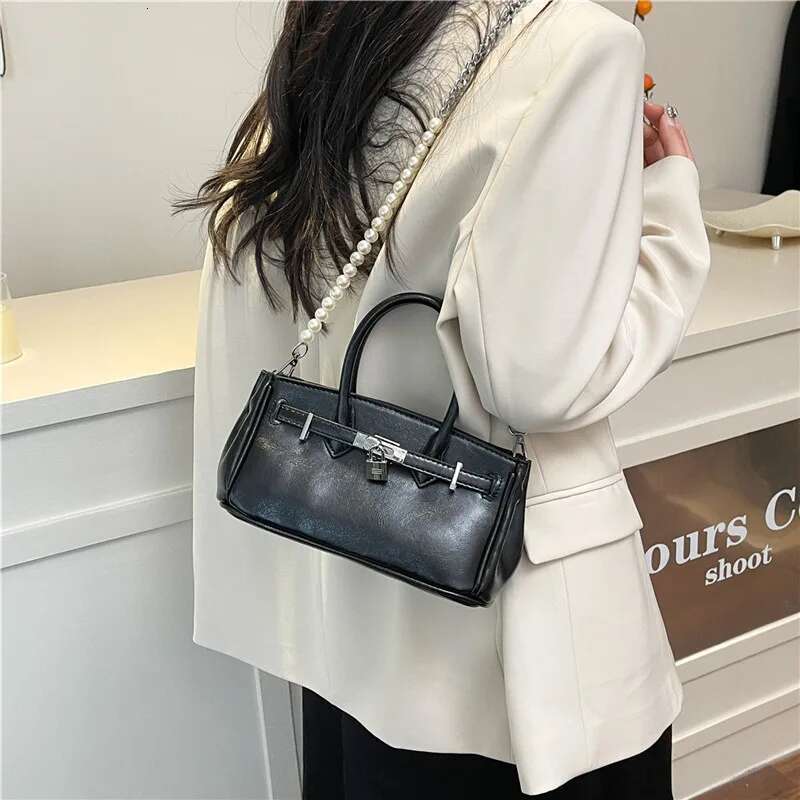 Designer Bag Unique Letter Crossbody Bag High-End Minimalist Leather Handbag Solid Color Retro Parisian Fashion