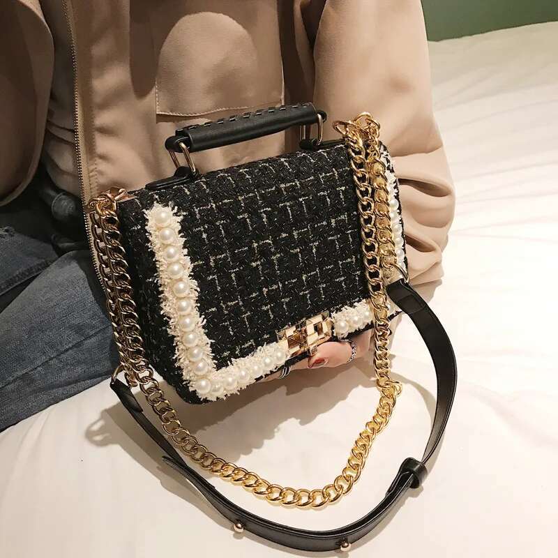 2025 Winter New Trendy European And American Retro Fashion Chain Shoulder Crossbody Bag Pearl Wool Versatile Small Square Handbag