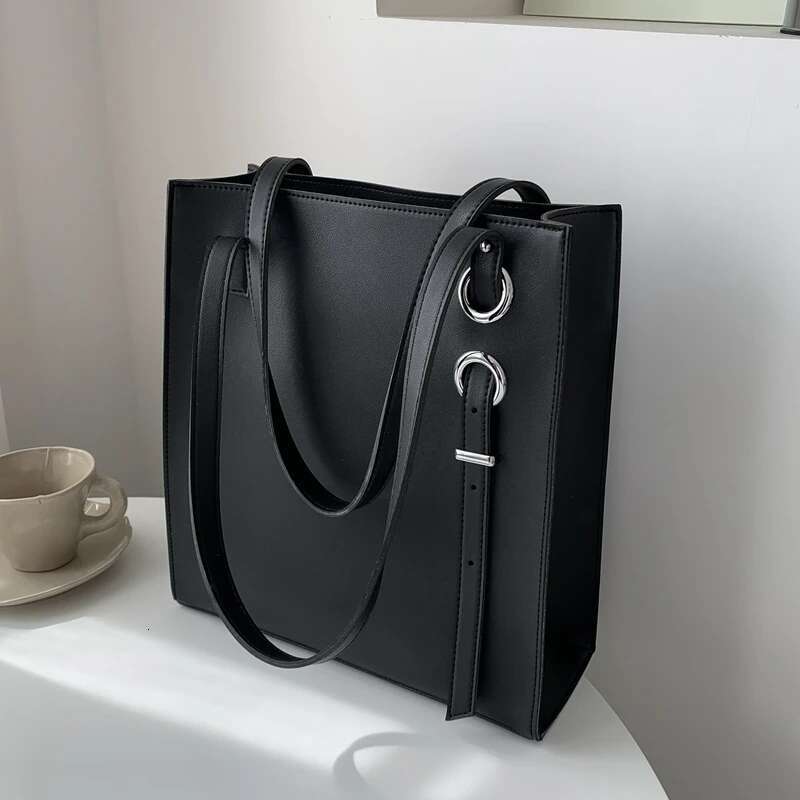 Large Capacity Handbag 2025 New Women's Retro Minimalist Personalized Designer Single Shoulder Fashionable Multifunctional Commuting Handbag