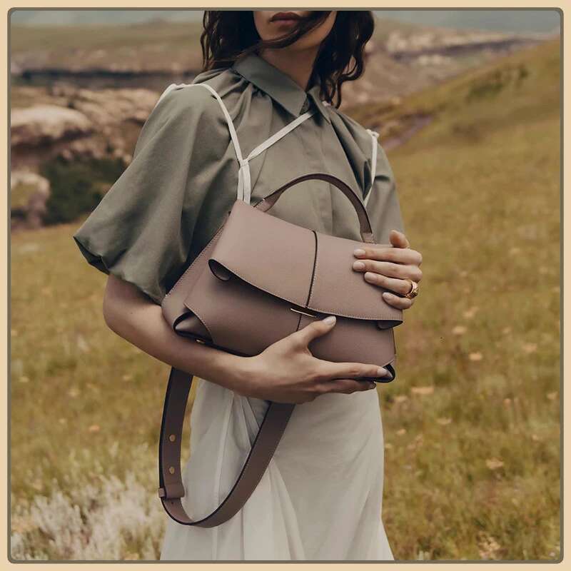 2025 High-End Fashion French Niche New Leather Hand Bill Shoulder Bag
