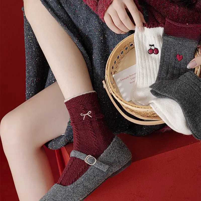 5-pair setBest-selling style Girlsmid-length socks for autumn and winterFashionable and versatile Anker red Christmas socks G251124