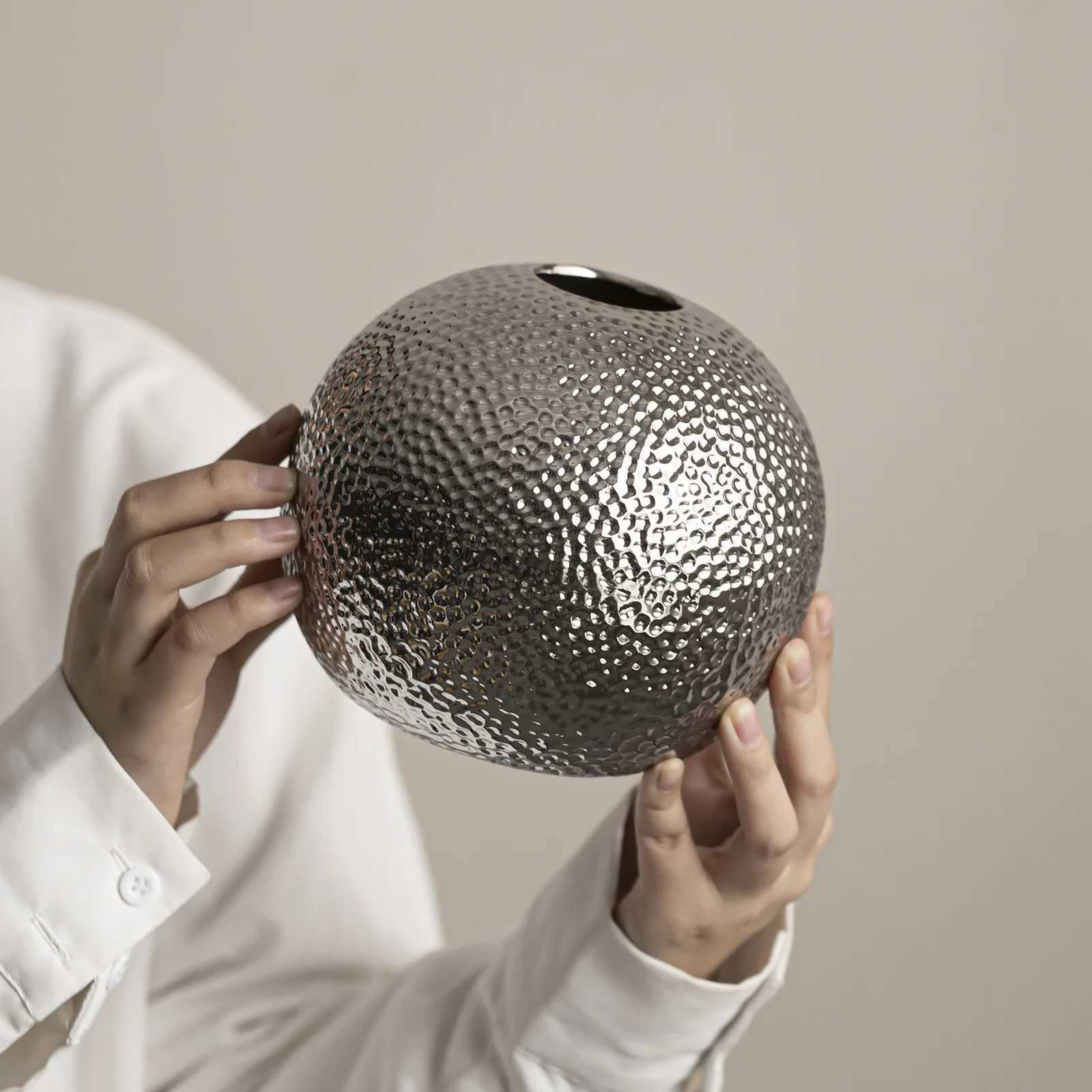 Luxury Hammer Ball Ceramic Vase Dried Flower Arrangement Accessories Gold and Silver Vase Living Room Decoration Vases C251124