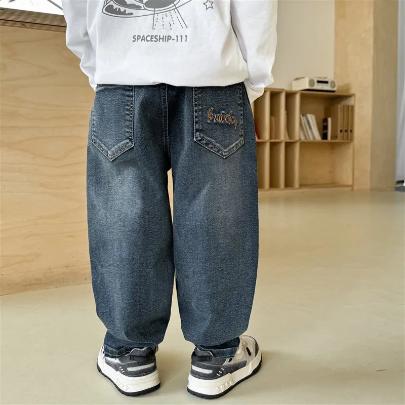 2024 Mens Jeans Childrens Light Blue Spring and Autumn Big Kids Back Waist Fashion Pants Bottom 250414z
