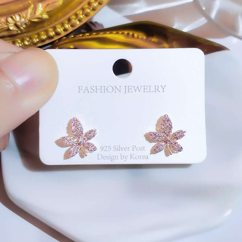 Maple leaf earrings with Korean temperament and design sense, clips without ear holes, 2025 new trendy internet famous earrings, women's sier nee