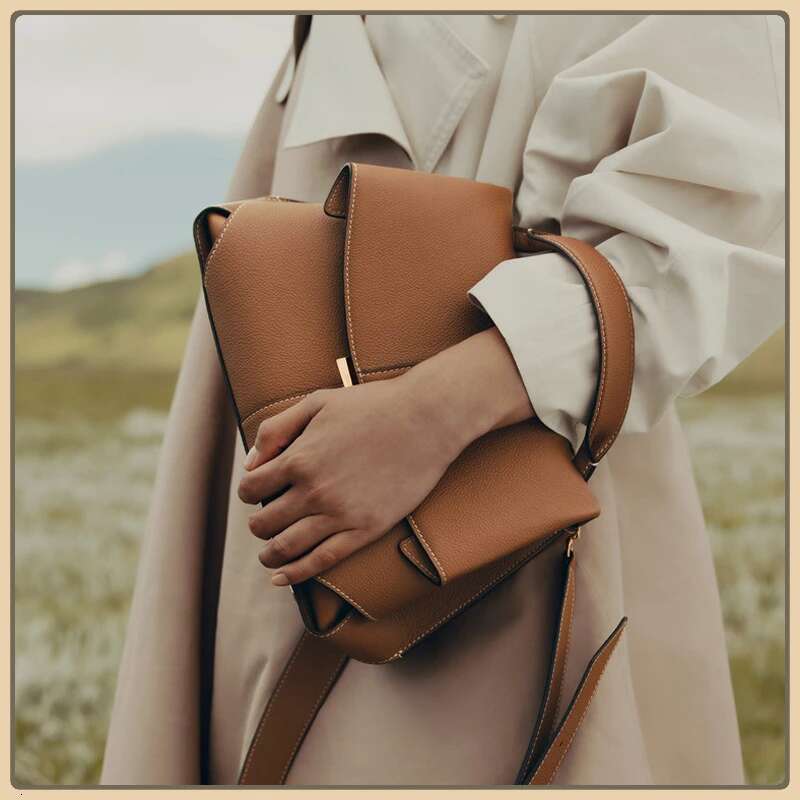 2025 High-End Fashion French Niche New Leather Hand Bill Shoulder Bag