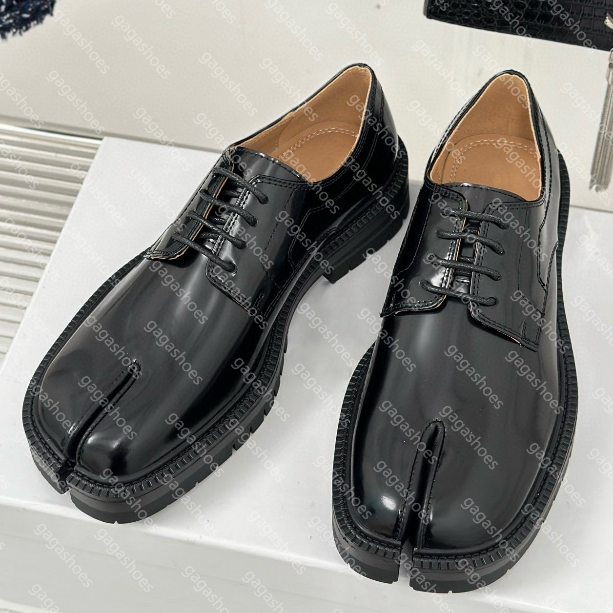 Fashion Designer Leather Tabi Shoes High-Quality Comfortable Shoes Shiny Leather Shoes Size 35-46