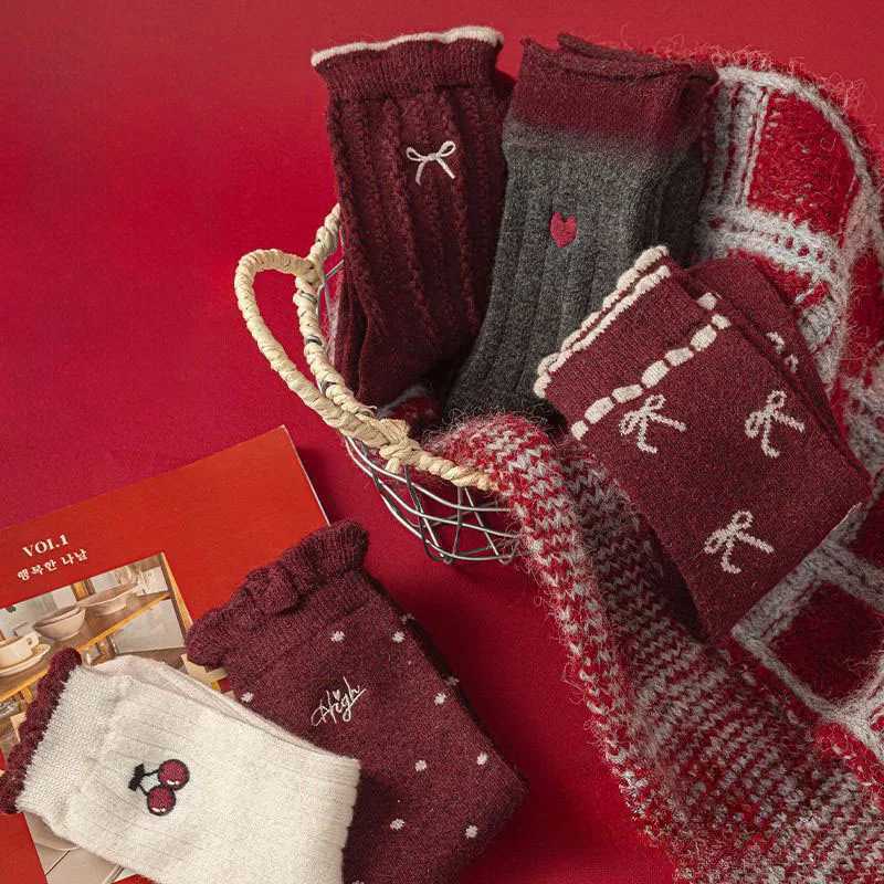 5-pair setBest-selling style Girlsmid-length socks for autumn and winterFashionable and versatile Anker red Christmas socks G251124