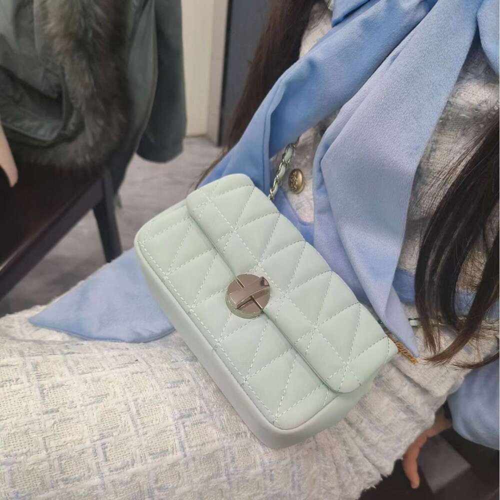 New Fashionable Pearl White Fragrant Wind Lingge Chain for Women's Fashion Versatile High Grade Crossbody Commuting Small Square Bag