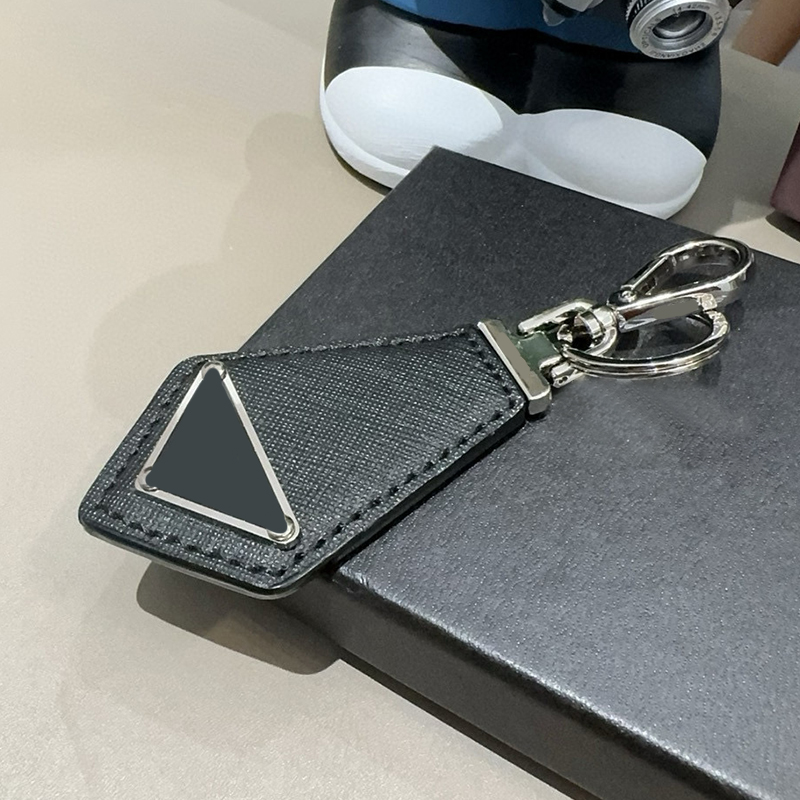 211 High Quality Keychain Classic Exquisite Luxury Designer Car Keyring Zinc Alloy Letter Unisex Lanyard Gold Black Metal Small Jewelry