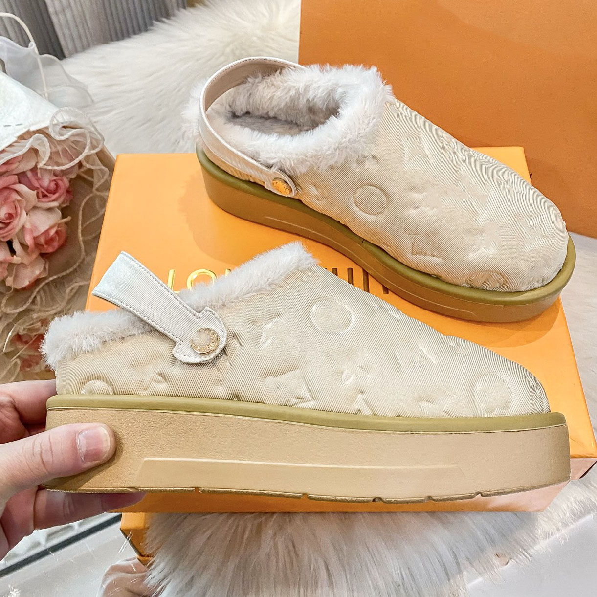 Winter fur slipper fluffy Furry warm Chunky Sole Fleece Lined Mule Slides Designer shoe woman Luxury mule clog fur slide Plush Comfortable Indoor Outdoor House Shoes