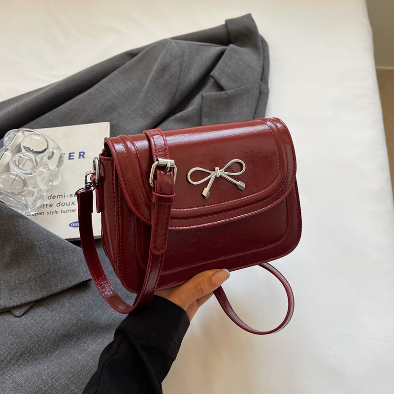 The new fashionable and high-quality glossy crossbody bag for women is paired with a small square bag 2025