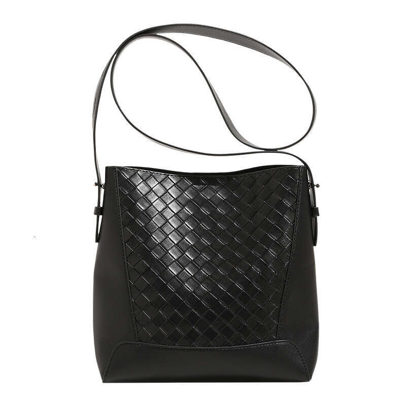 Hong Kong Woven Bucket For Women New Versatile Large Capacity Crossbody Fashionable Commuting Tote Bag