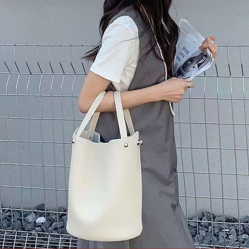 White Bucket Small Bag For Women New High End Niche Design Texture Crossbody Handbag Mini Commuting To Work