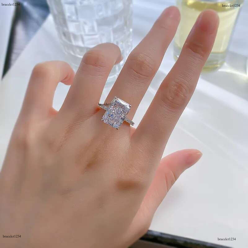 2024 Choucong Wedding Rings Elegant Jewelry Sparkg Pure 100% Sterg Sier Natural Moissanite Dia Gemstones Party Women Engagement Ring Gift