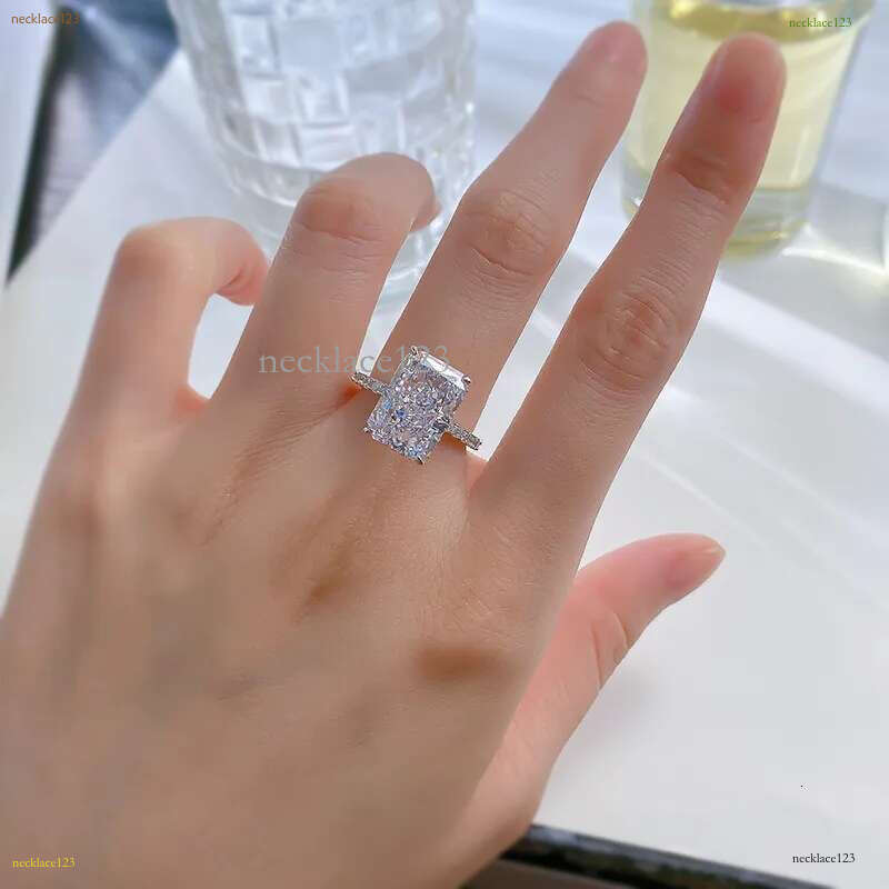 2024 Choucong Wedding Rings Elegant Jewelry Sparkg Pure 100% Sterg Sier Natural Moissanite Dia Gemstones Party Women Engagement Ring Gift